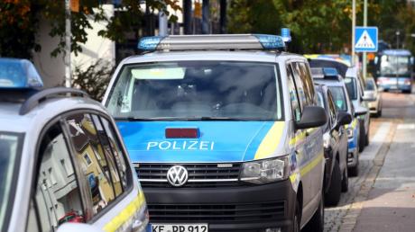 Gleich zweimal zu einer Tankstelle in Stettenhofen ausrücken musste die Polizei.