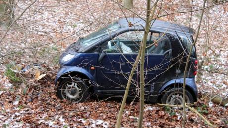 Eine Autofahrerin ist zwischen Dietenheim und Wain mit ihrem Kleinwagen von der Straße abgekommen. Das Auto fuhr ungebremst in den Wald.