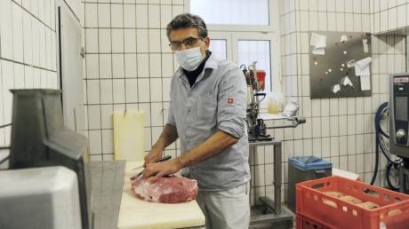 Metzgermeister Franz Rahn aus Weißenhorn verarbeitet rund 20 Kilogramm Fleisch für das Essen im Ulmer Übernachtungsheim. 
