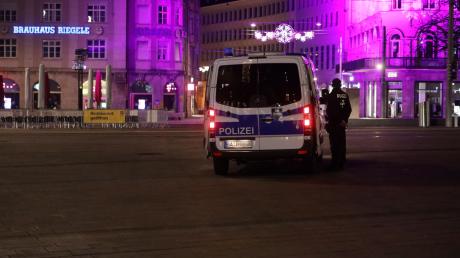 Am Königsplatz in Augsburg kam es in der Nacht auf Sonntag zu einem Polizeieinsatz wegen eines Gewaltdeliktes.