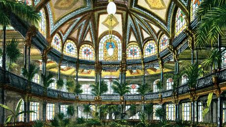 Die bunte Postkarte von 1902 vermittelt die viel bewunderte Pracht des Saals im Kurhaus-Theater mit seinen bunten Fensterscheiben.     