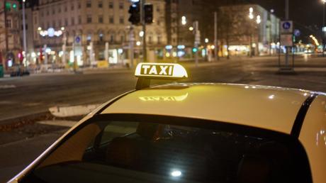 Ein aggressiver 16-Jähriger hat in der Augsburger Ostlandstraße versucht, einen Taxifahrer zu betrügen.
