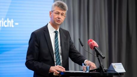 Der bayerische Kultusminister Michael Piazolo nahm in einer Pressekonferenz unter anderem Stellung zur Kritik an der Plattform Mebis.