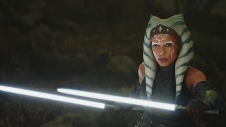 Ahsoka Tano (Rosario Dawson) hat mit "Star Wars: Ahsoka" eine eigene Serie bekommen. Dieses Bild zeigt ihren Auftritt in "The Mandalorian".