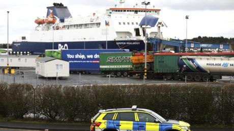 Polizisten patrouillieren im Hafen von Larne. In Nordirland kommt es zu Engpässen bei Lebensmitteln.