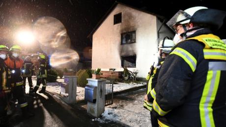Komplett ausgebrannt sind nach einem Feuer in einem Haus in der Steppacher Straße im Diedorfer Ortsteil Lettenbach die beiden Wohnungen.