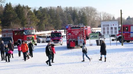 Die Feuerwehr Kissing, die DLRG und Passanten retteten ein Ehepaar, das in Kissing am Weitmannsee ins Eis eingebrochen war.