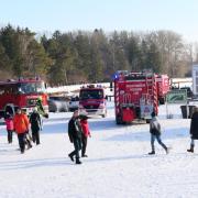 Die Feuerwehr Kissing, die DLRG und Passanten retteten ein Ehepaar, das in Kissing am Weitmannsee ins Eis eingebrochen war.