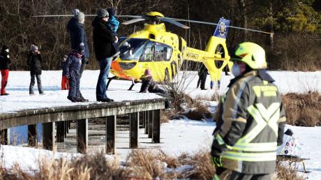 Der Rettungshubschrauber war im Einsatz, um ein Ehepaar, das ins Eis am Weitmannsee bei Kissing eingebrochen war, zu versorgen.