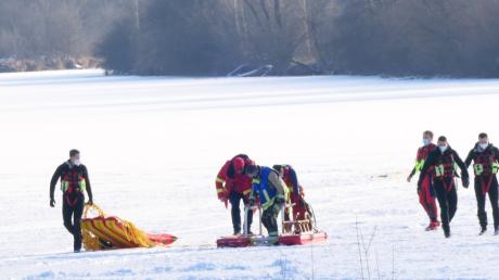 Rettungsschwimmer bargen zusammen mit der Feuerwehr Kissing das Ehepaar, das ins Eis am Kissinger Weitmannsee eingebrochen war.