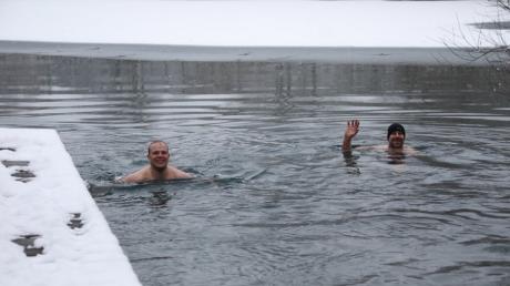 Andreas Kranzfelder links und Christian Röder haben sich von der Lufttemperatur von minus zwei Grad am Sonntag nicht abschrecken lassen und in einem Weiher in Westendorf ein Bad genommen.