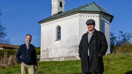 Martin Heller (links) hofft, dass die Lourdeskapelle in Pestenacker erhalten bleibt. Er forscht gemeinsam mit Jörn Fahrbach (rechts) zur Geschichte des Weiler Ortsteils. 