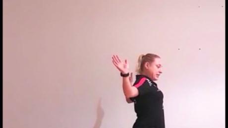 Haltung bewahren! Cennet Durgun, Trainerin des Tischtennis-Bundesligisten TTC Langweid, präsentiert eine Übung für eine gute Körperhaltung.