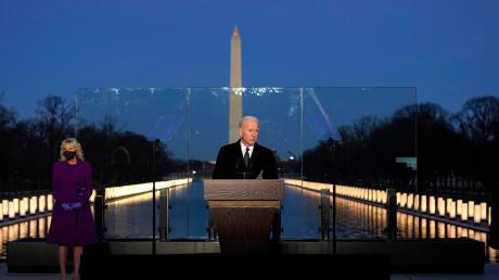Joe Biden gedenkt in Washinton den 400.000 Corona-Toten der USA. Es ist das erste offizielle Gedenken im Land.