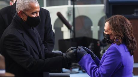 Der ehemalige Präsident Barack Obama mit Kamala Harris kurz vor ihrer Vereidigung.