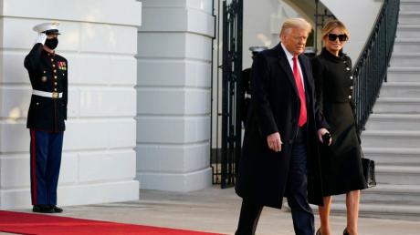 Szene eines Abschieds: Donald Trump tritt aus dem Weißen Haus und klammert sich fast an Gattin Melania fest, die sonst oft hinter ihm trippeln musste.	