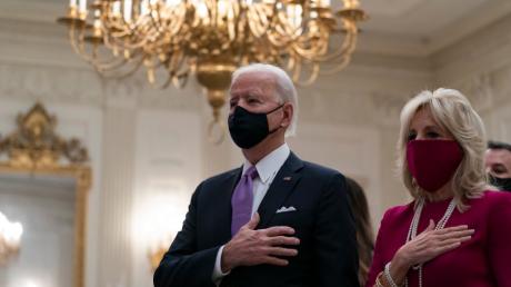 Angekommen: Präsident Joe Biden lauscht gemeinsam mit seiner Frau Jill im State Dinning Room des Weißen Hauses  der Nationalhymne.  