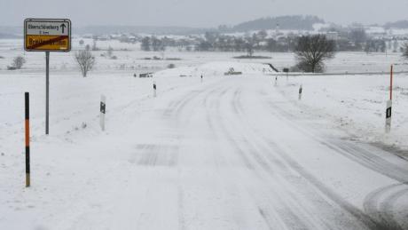 Winterliche Straßenverhältnisse wie hier auf der Strecke zwischen Breitenbronn und Oberschöneberg machten dien Autofahrern im Landkreis zu schaffen und sorgten für mehrere Unfälle. 
