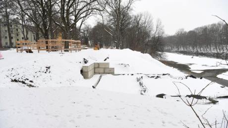 Momentan liegt das Fundament unter dem Schnee, doch im Sommer sollen im neuen Ausflugslokal "Floßlände" im Flößerpark von Augsburg-Lechhauser die ersten Gäste sitzen. 