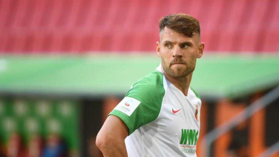 Eduard Löwen 2020 im Trikot des FC Augsburg.
