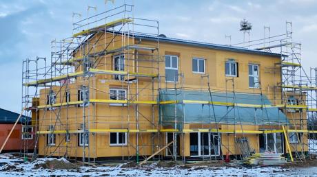 Auf einem rund 740 Quadratmeter großen Grundstück im Baugebiet Violauer Weg entsteht derzeit ein Mehrfamilienhaus mit vier Wohnungen, die günstig an Berechtigte vermietet werden.