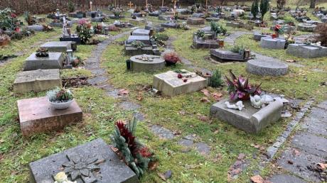 Das Urnenfeld auf dem Herrgottsruh-Friedhof in Friedberg unterliegt genauen Gestaltungsregeln, doch nicht jeder hält sich daran.