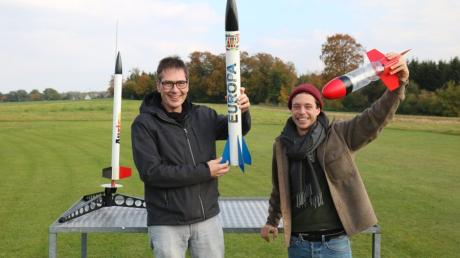 Checker Tobi rechts checkt mit Robert Klima aus Emersacker, wie Raketen fliegen.