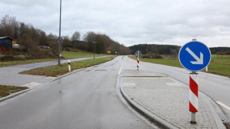 Die Staatsstraße 2047 führt vom Aichacher Stadtteil Klingen hier der Ortsausgang in Richtung Wollomoos Altomünster im Landkreis Dachau. Ein Ausbau ist seit Jahren geplant.