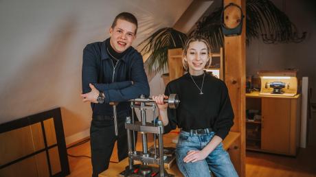 Vincent Bauer und seine Freundin Leoni Senger haben sich im Dachgeschoss seines Elternhauses in Lengenfeld ein Schmuck-Atelier eingerichtet. Die beiden haben inzwischen auch einen eigenen Onlineshop. 