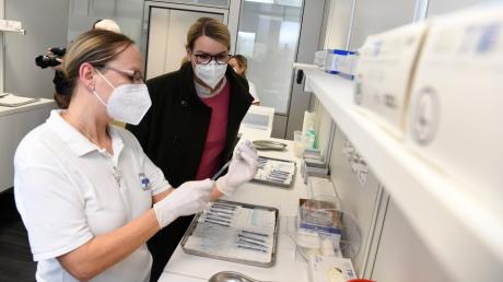 Augsburgs Oberbürgermeisterin Eva Weber hat vorige Woche das Impfzentrum besucht, sie selbst hat aber noch keine Spritze bekommen.