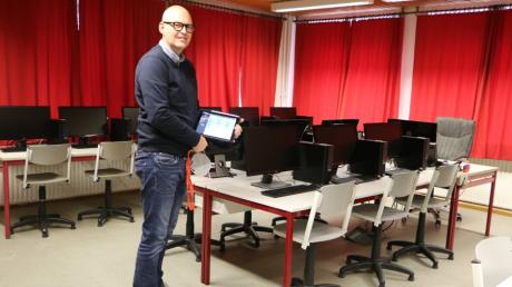 Marc Pyka zeigt den Computerraum der Mittelschule Sielenbach. Alle PCs dort sind über das hauseigene Netzwerk mit den iPads und den Notebooks der Lehrer verbunden.