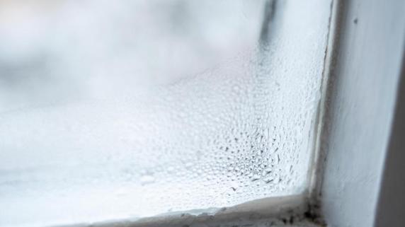 Kondenswasser innen am Fenster vermeiden - das hilft 