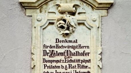 Das Grabdenkmal für Valentin Thalhofer ist an der Kirchenmauer in Unterroth angebracht. Der Geistliche schrieb ein Buch über eine vermeintliche "Gefahr" aus dem Volk. 