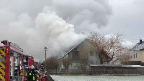 In Auchsesheim brennt ein Wohnhaus, die Feuerwehr ist im Einsatz.