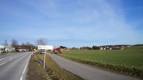 Am Rieder Ortsausgang Richtung Hörmannsberg, gegenüber dem bestehenden Gewerbegebiet, plant die Gemeinde ein neues, großes Baugebiet (im Bild rechts).