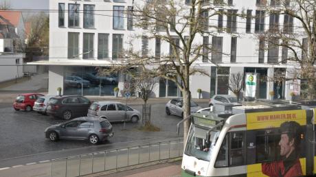 Der Platz vor dem neuen Grünen Kranz in Lechhausen soll neu gestaltet werden, doch das könnte noch dauern. Derweil wird er als Parkplatz genutzt.