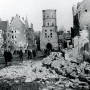 Die Jakoberstraße war wenige Tage nach Augsburgs schrecklichster Bombennacht schon wieder befahrbar. Doch die Angriffe hatten insgesamt verheerende Schäden hinterlassen.