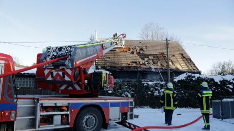 Drei Freiwillige Feuerwehren und die Berufsfeuerwehr waren in Inningen im Einsatz. Dort war ein Schuppen in Brand geraten. Die Flammen griffen auf das Wohnhaus über.