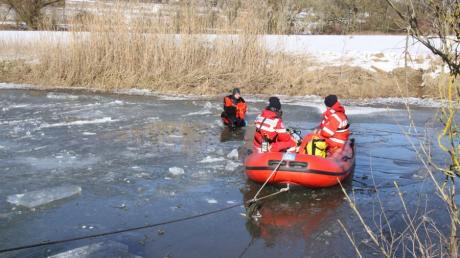 In Landershofen bei Eichstätt ist ein Mann beim Eisbaden tödlich verunglückt. Ein Rettungstaucher der Wasserwacht konnte den Verunglückten bergen. 