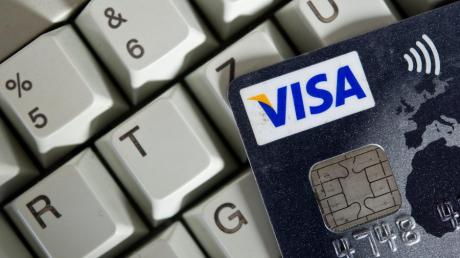 Eine Frau hat ihre Kreditkarte ins Ausland geschickt, weil sie hoffte, so einen Kredit zu bekommen.