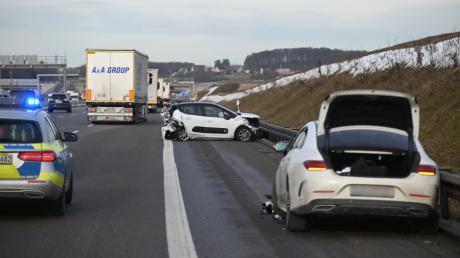 Auf der A8 bei Merklingen ist eine 23-Jährige bei einem Unfall schwer verletzt worden.