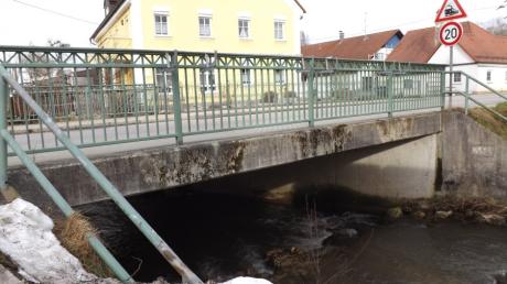 Die Brücke über die Neufnach in der Raiffeisenstraße soll saniert werden.