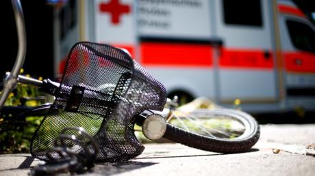 In Oberhausen ist ein Radfahrer von einem Transporter angefahren und verletzt worden. 