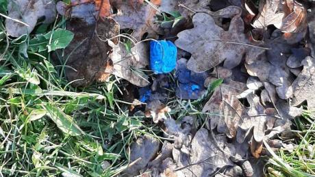 Am Samstag fand in Wehringen ein Hundebesitzer beim Spaziergang  einen auffälligen, blauen Brocken auf einer Wiese. 