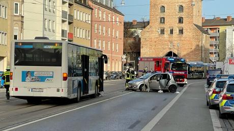 Bei einem Verkehrsunfall in Augsburg wurden am Mittwochnachmittag sechs Menschen verletzt. 