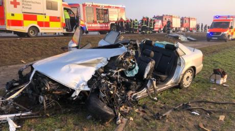 Schwere Verletzungen hat der 27-jährige Fahrer dieses Wagens erlitten. Das Auto wurde bei dem Unfall total zerstört. 
