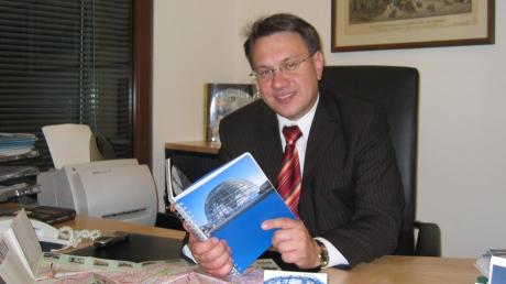 Der Münsterhauser Bundestagsabgeordnete Dr. Georg Nüßlein in seinem Berliner Büro im Jakob-Kaiser-Haus im Jahr 2004. 