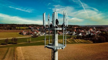 Der Funkmast der Telekom in Obergriesbach steht. Auf der oberen Ebene wurden am Freitag die Antennen der Telekom und die eines Mitbewerbers  angebracht.