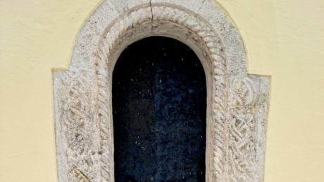 Die Rundbögen sind ein Merkmal der Romanik - wie hier am Portal der Marienkirche in Altenstadt, mit seinen Flechtwerk.