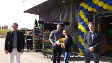 Sascha und Naomi Korljan Mitte freuen sich über die Glückwünsche und Geschenke zur Eröffnung ihres Staudenmarktes von Bürgermeister Gerald Eichinger (links) und Klaus Eichendorf (rechts).
